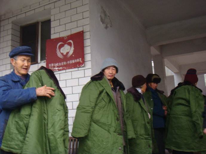 擁軍優(yōu)屬 ?固我長(zhǎng)城 正大制管向革命老區(qū)捐贈(zèng)軍大衣